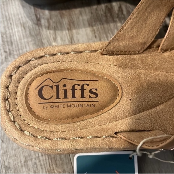 Cliffs by WHITE MOUNTAIN Tan Floral Sandals with intricate weaving - Picture 4 of 9